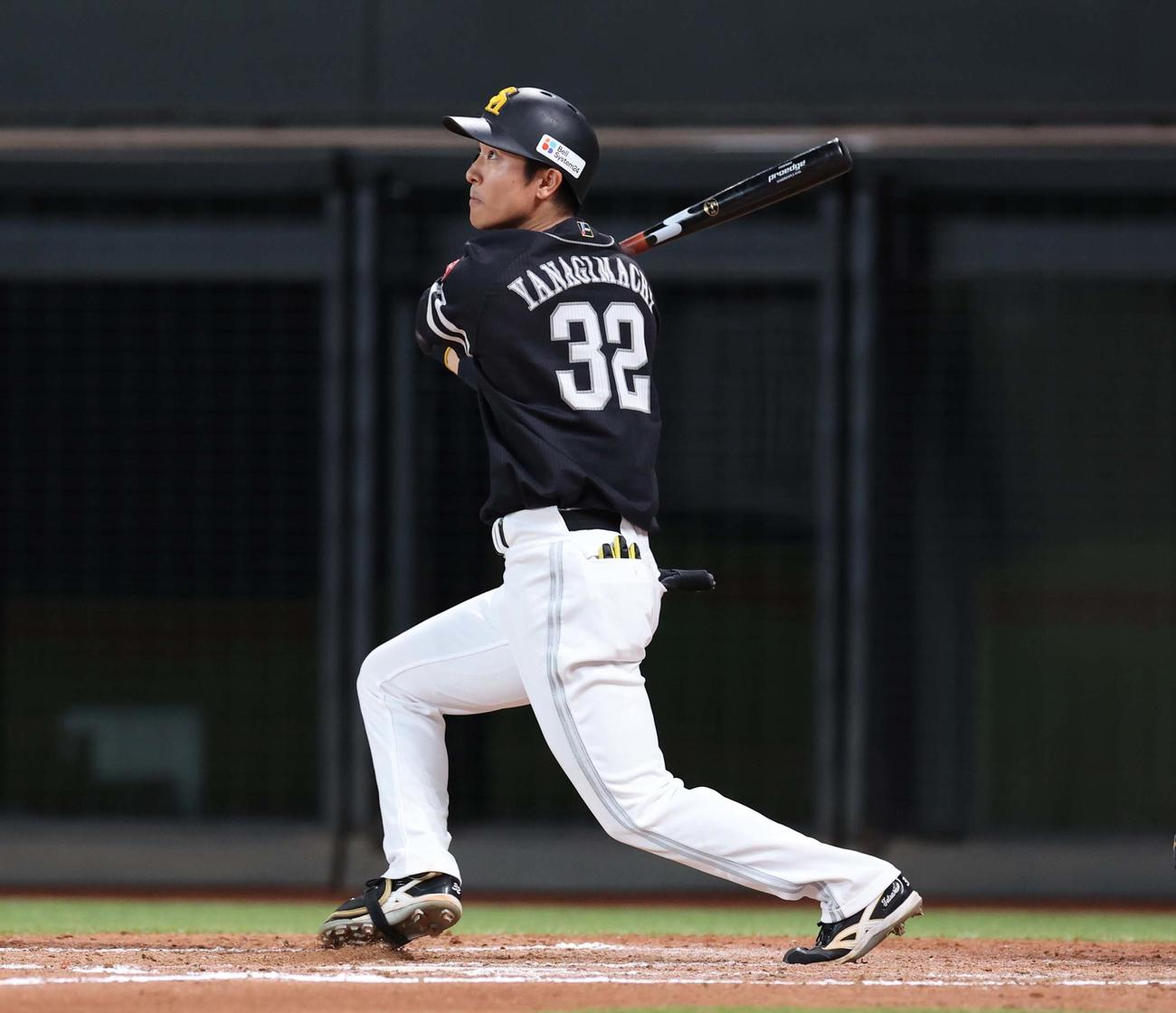 日本ハム対ソフトバンク　8回表ソフトバンク2死二塁、中越え適時三塁打を放つ柳町（撮影・黒川智章）