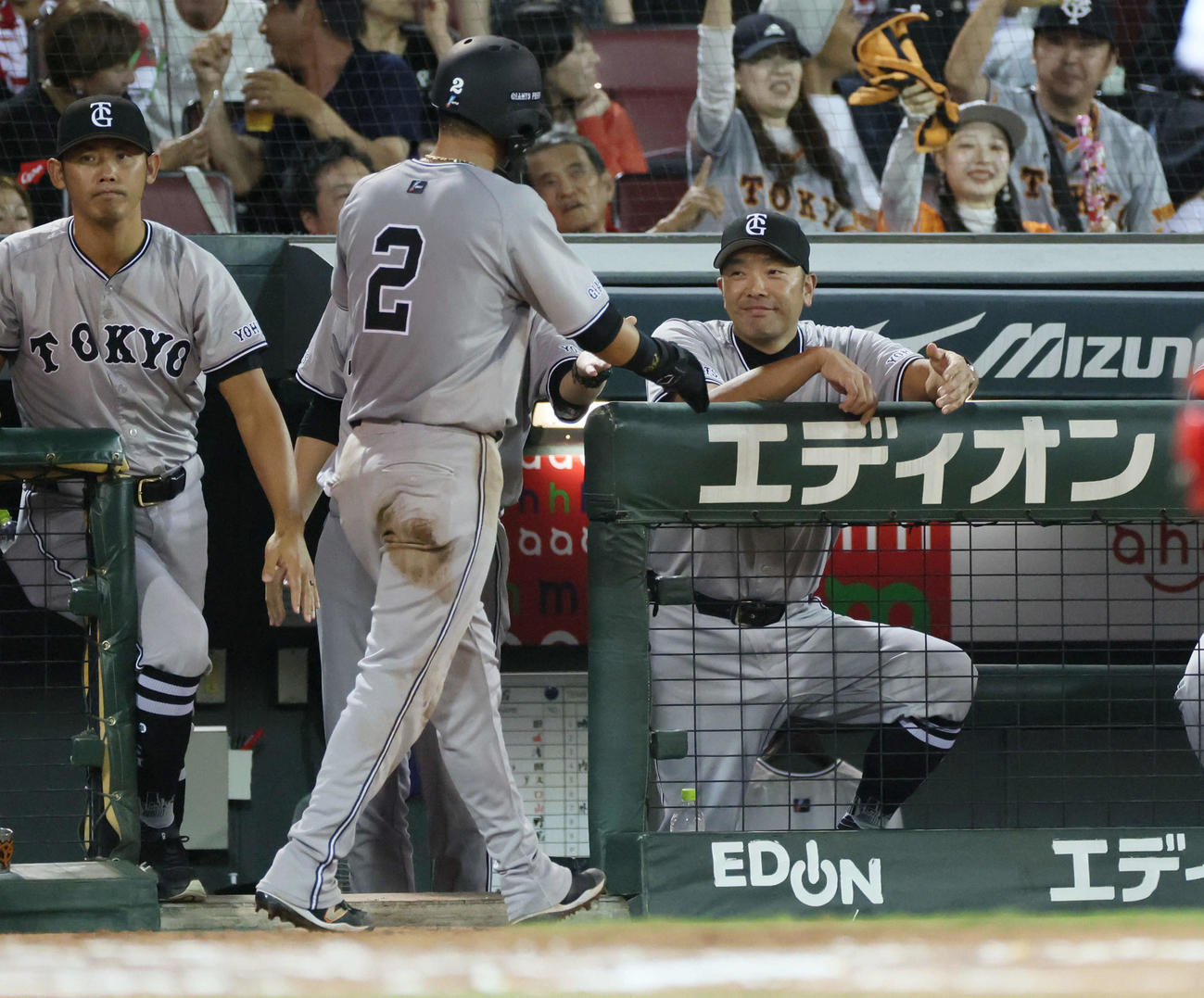 広島対阪神　6回表巨人無死一塁、岡本和の勝ち越し左適時打で生還した吉川は阿部監督に迎えられる（撮影・加藤孝規）