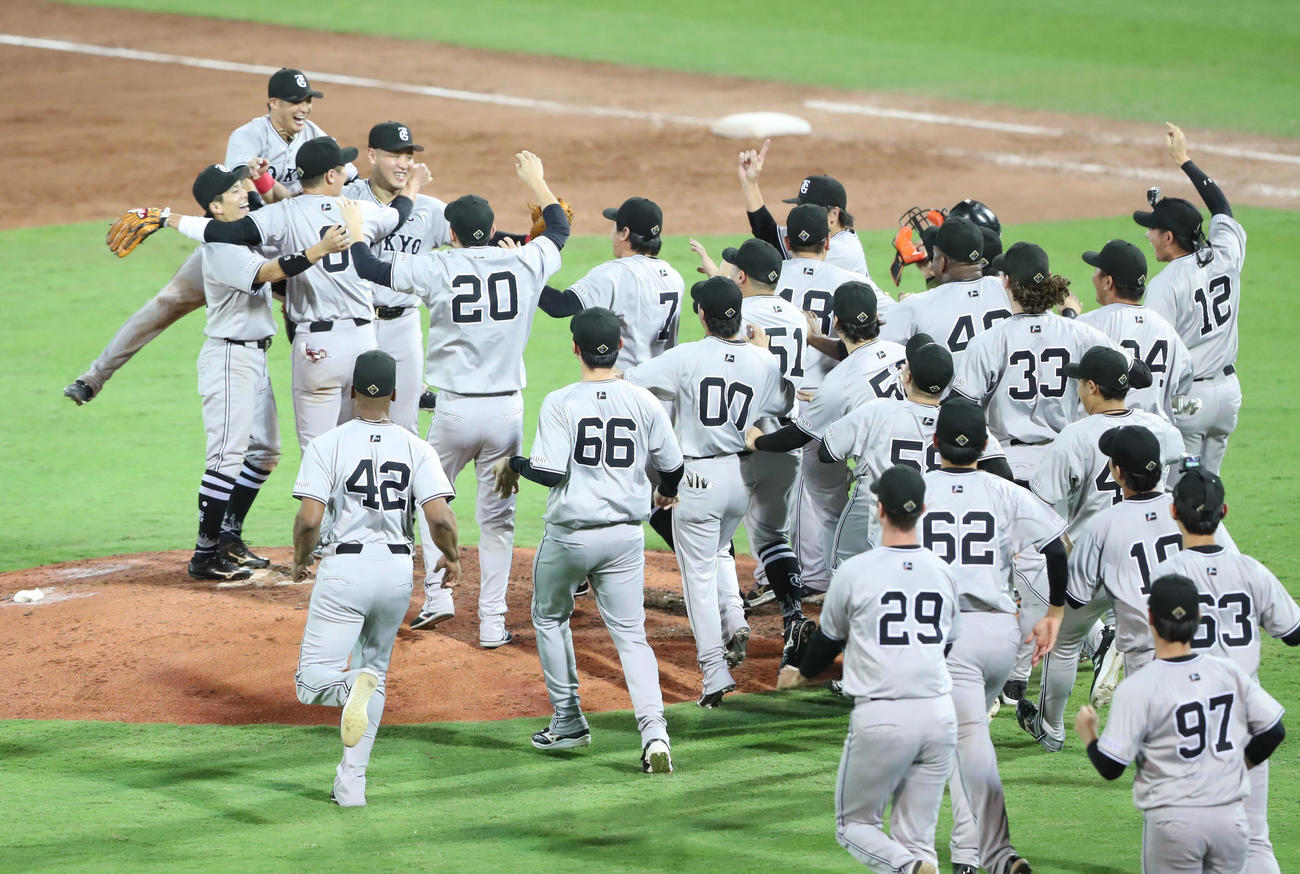 広島対巨人　リーグ優勝を飾った巨人ナインは歓喜の表情（撮影・梅根麻紀）