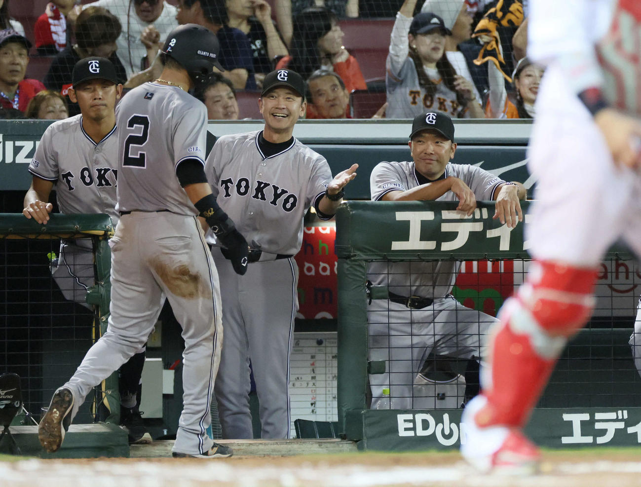 広島対阪神　6回表巨人無死一塁、岡本和の勝ち越し左適時打で生還した吉川は阿部監督らに迎えられる（撮影・加藤孝規）