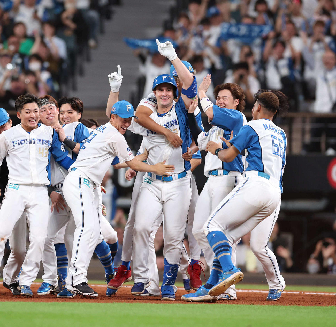 日本ハム対ソフトバンク　9回裏日本ハム1死満塁、右前にサヨナラ打を放ちナインに抱きつかれるマルティネス（中央）（撮影・黒川智章）