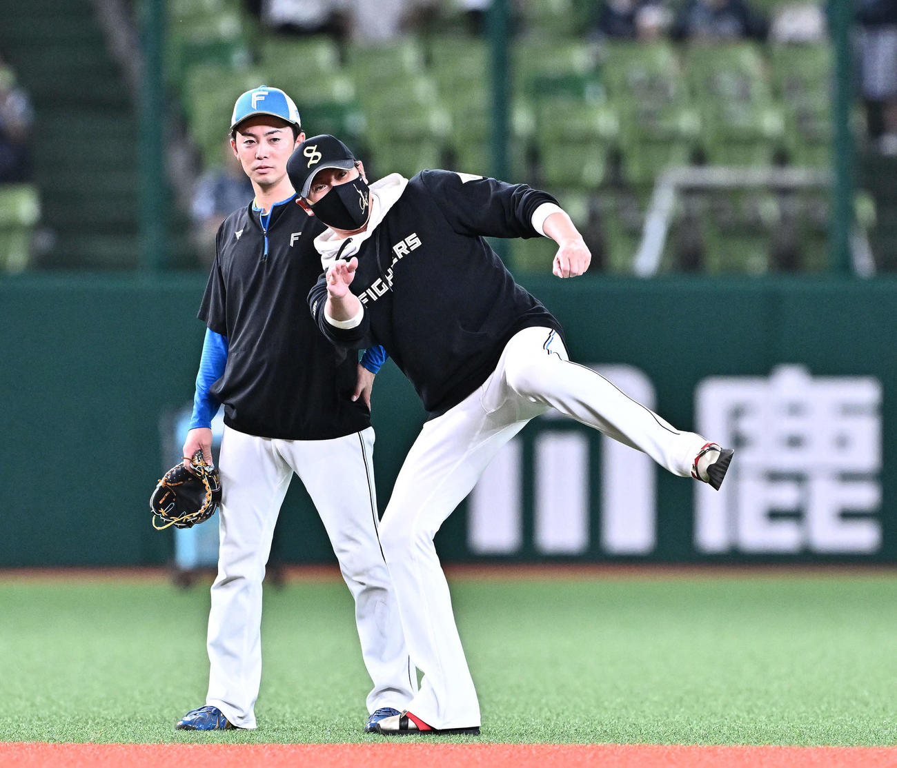 日本ハム谷内コーチ（左）と話す新庄監督（2024年8月撮影）