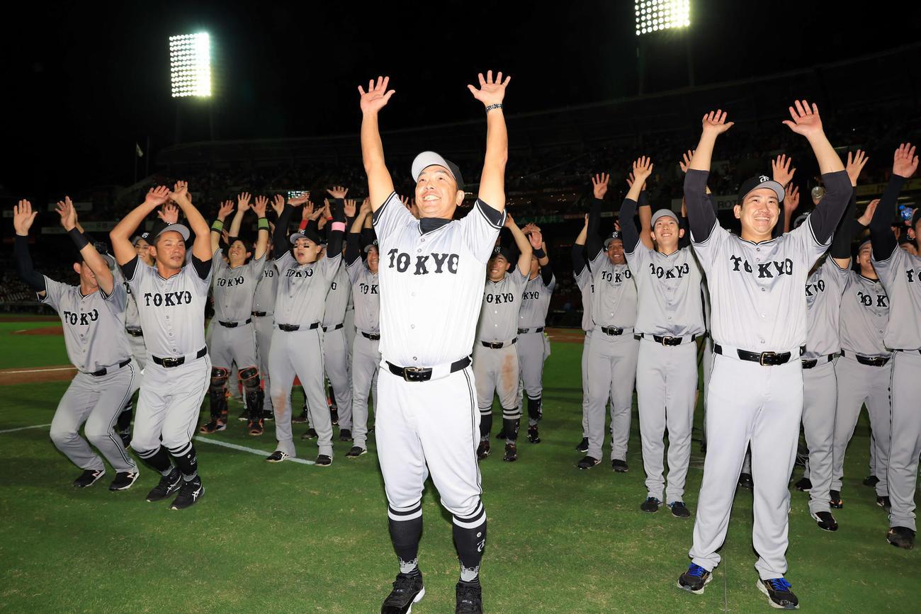 広島対巨人　優勝を決め、スタンドにナインとバンザイする巨人阿部監督（中央）ら（撮影・浅見桂子）