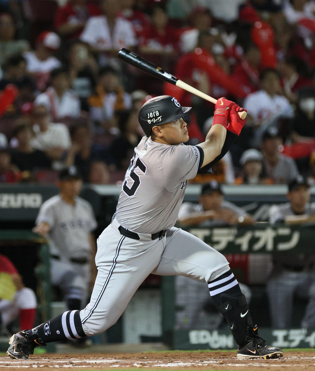広島対阪神　7回表巨人1死一,二塁、岡本和は左中間適時二塁打を放つ（撮影・加藤孝規）