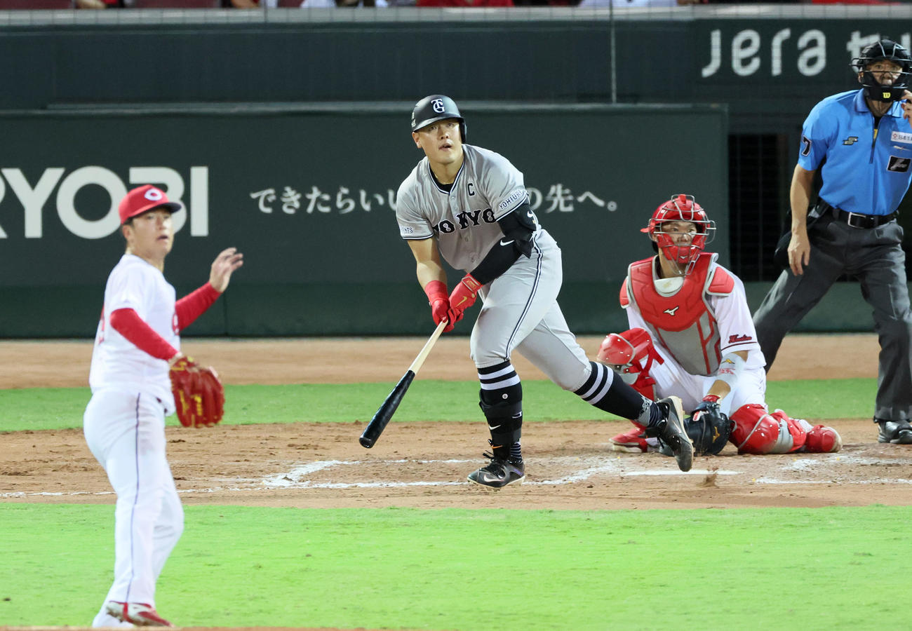 広島対巨人　7回表巨人1死一、三塁、岡本和は左へ適時二塁打を放つ。投手黒原（撮影・加藤哉）