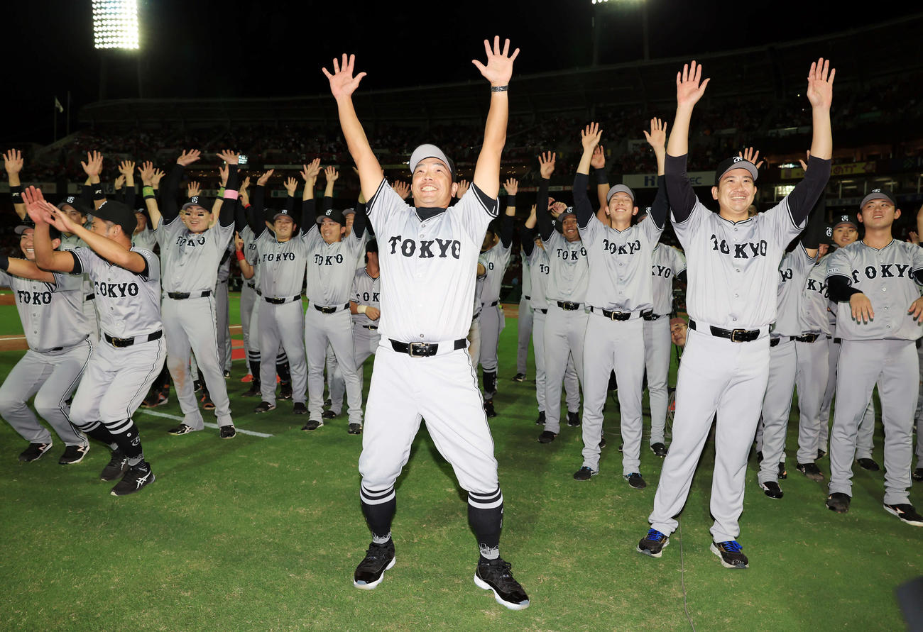 広島対巨人　優勝を決め、スタンドにナインとバンザイする巨人阿部監督（中央）ら（撮影・浅見桂子）