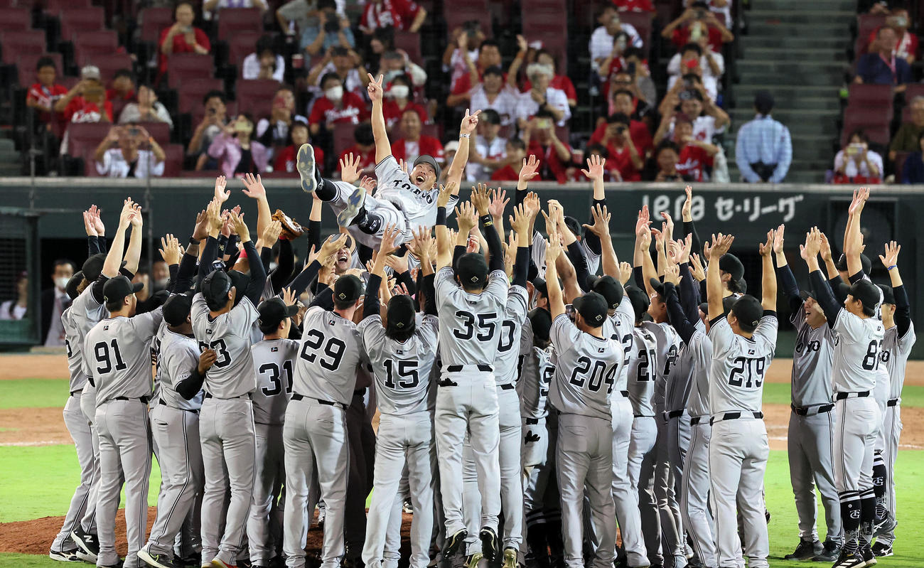 広島対巨人　広島に勝利してリーグ優勝を決めた巨人ナインは阿部監督を胴上げする（撮影・加藤哉）