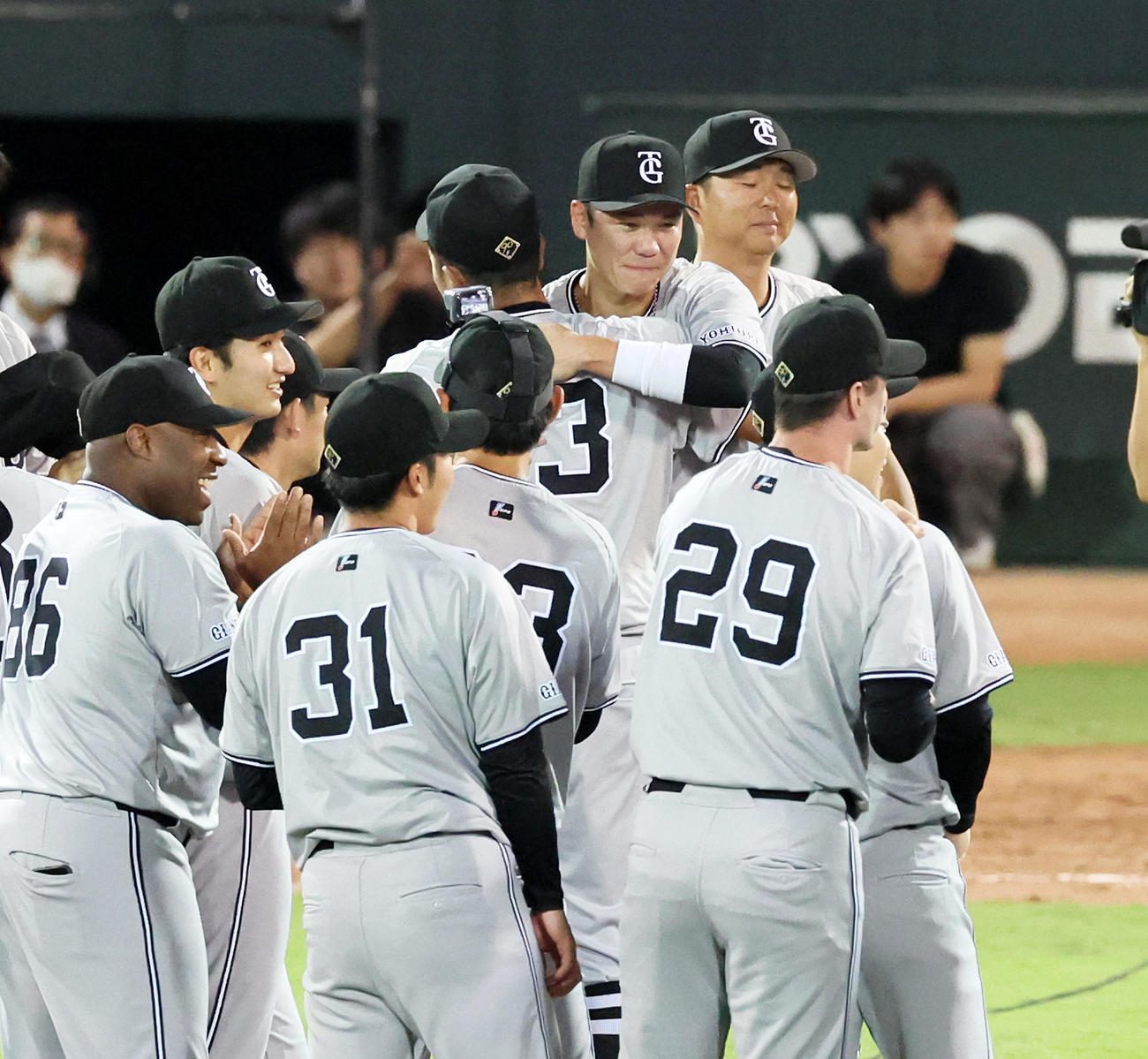 広島対巨人　リーグ優勝を決め阿部監督（左）と抱き合うと坂本（撮影・加藤哉）