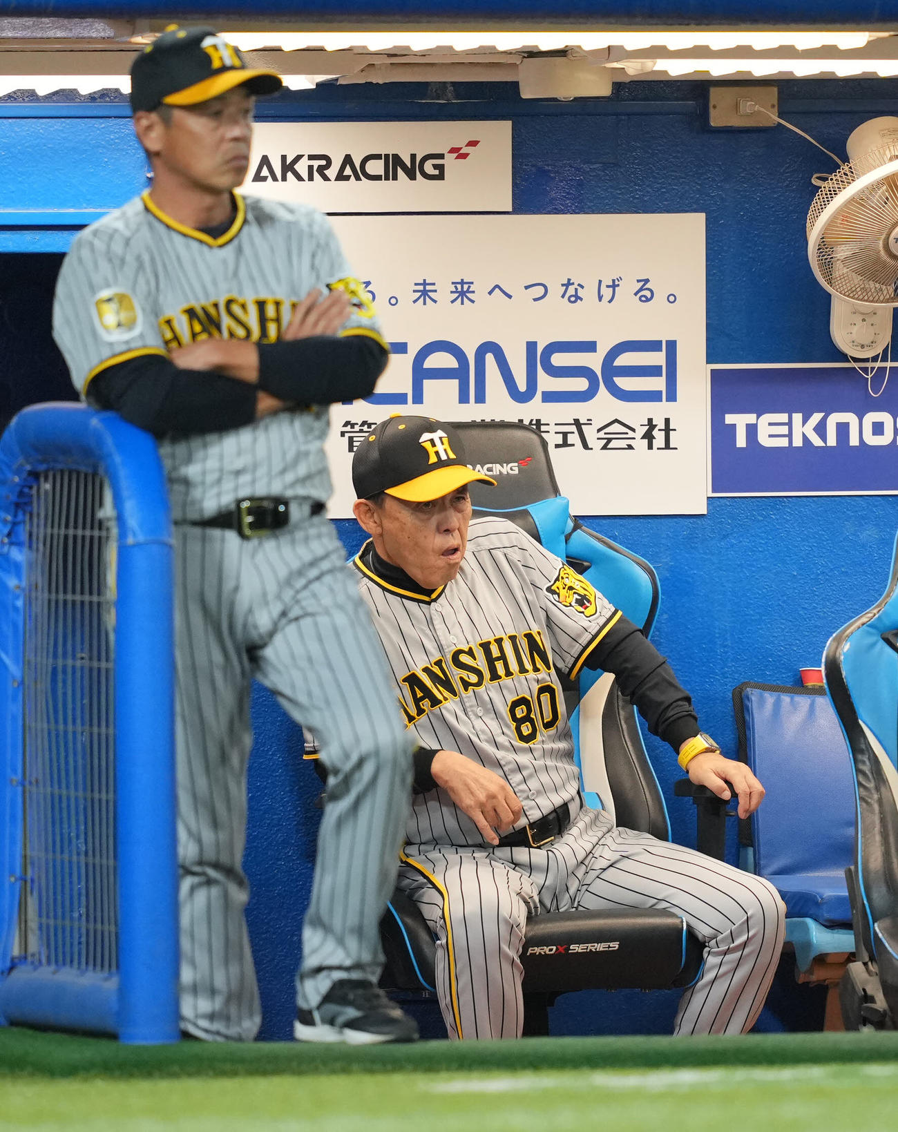 ヤクルト対阪神　1回裏ヤクルト2死満塁、ベンチで厳しい表情の岡田監督（撮影・垰建太）