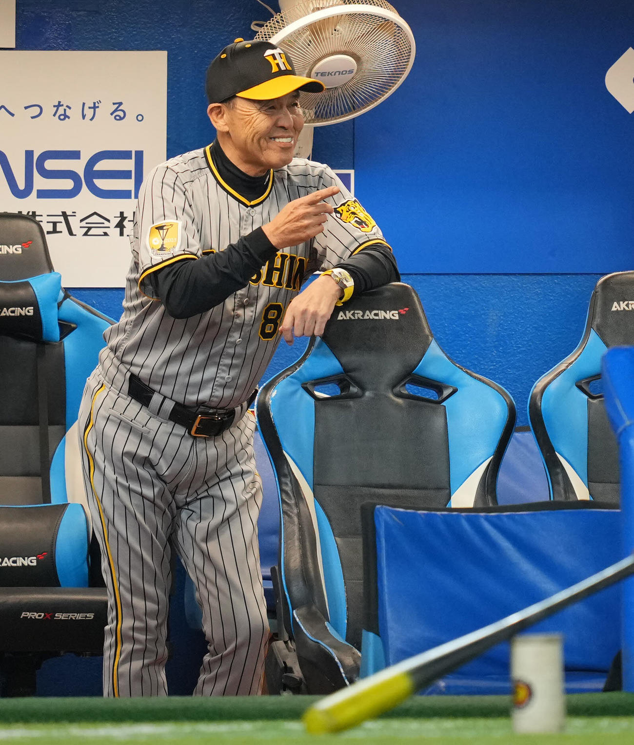 ヤクルト対阪神　2回表阪神1死三塁、ベンチで笑顔を見せる岡田監督（撮影・垰建太）