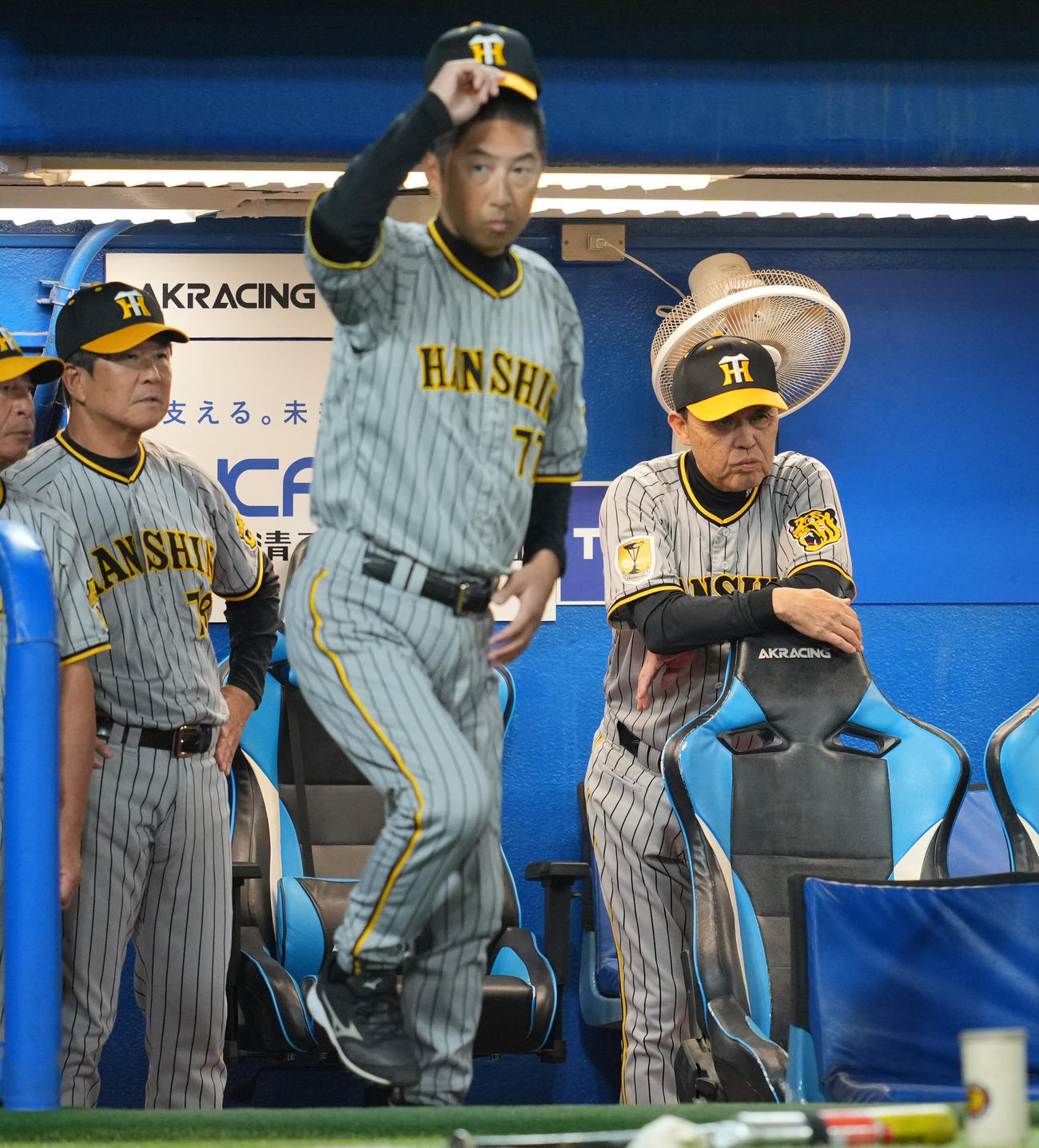 ヤクルト対阪神　2回表阪神1死三塁、梅野が遊直併殺に倒れ厳しい表情の岡田監督（右）（撮影・垰建太）