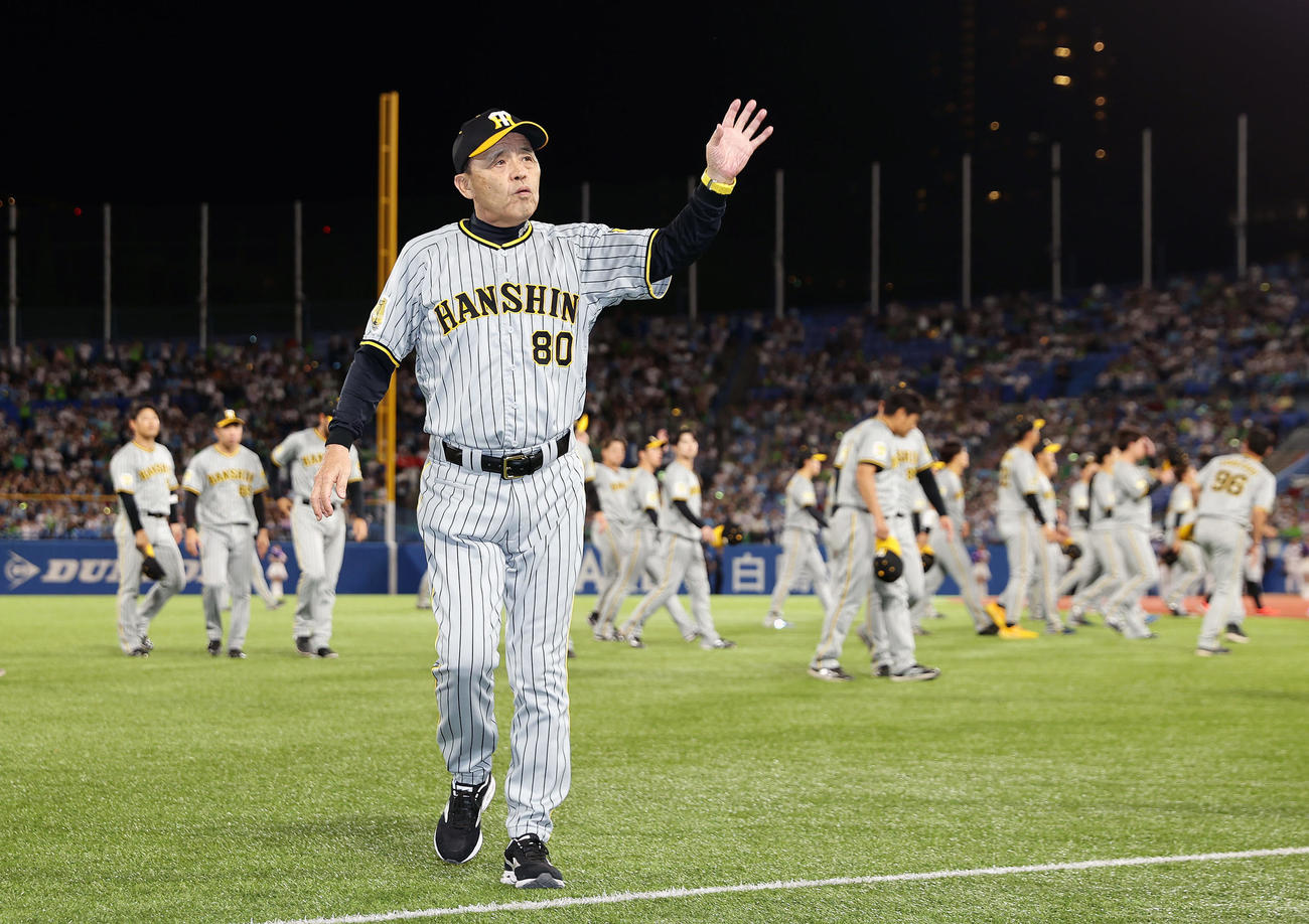 ヤクルト対阪神　神宮球場での今季最終戦を終え、ファンの声援に応えながら引き揚げる阪神岡田監督（撮影・前田充）