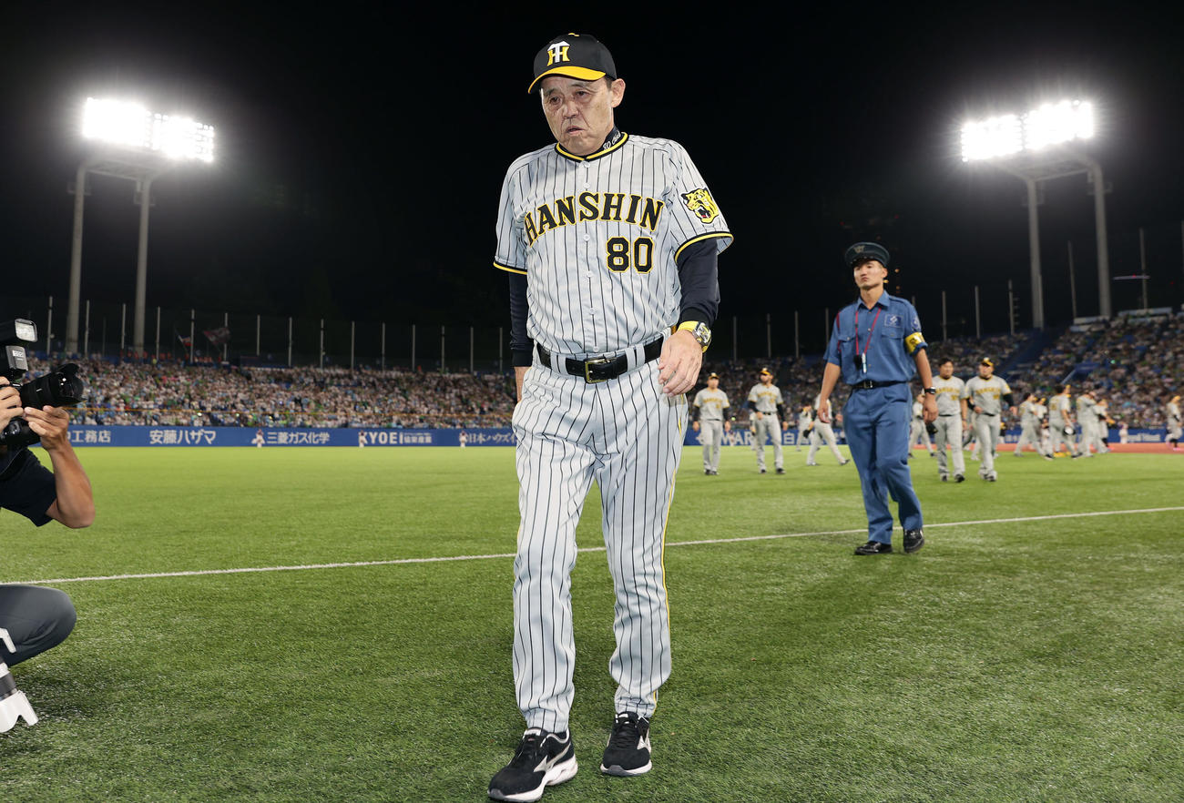 ヤクルト対阪神　セ・リーグ連覇を逃し、引き揚げる阪神岡田監督（撮影・前田充）