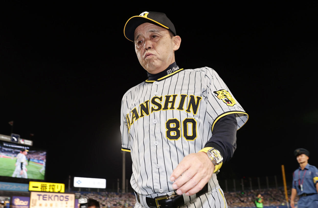 ヤクルト対阪神　セ・リーグ連覇を逃し、引き揚げる阪神岡田監督（撮影・前田充）