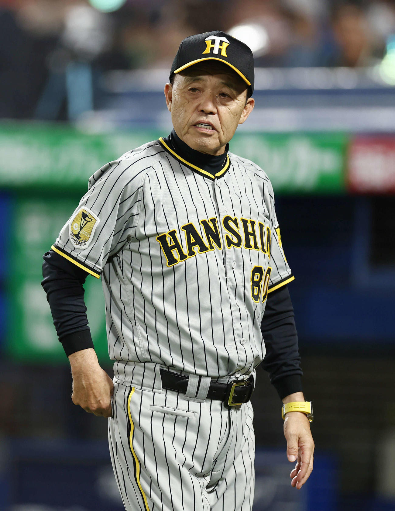 ヤクルト対阪神　7回表を終え、選手交代を告げる阪神岡田監督（撮影・前田充）