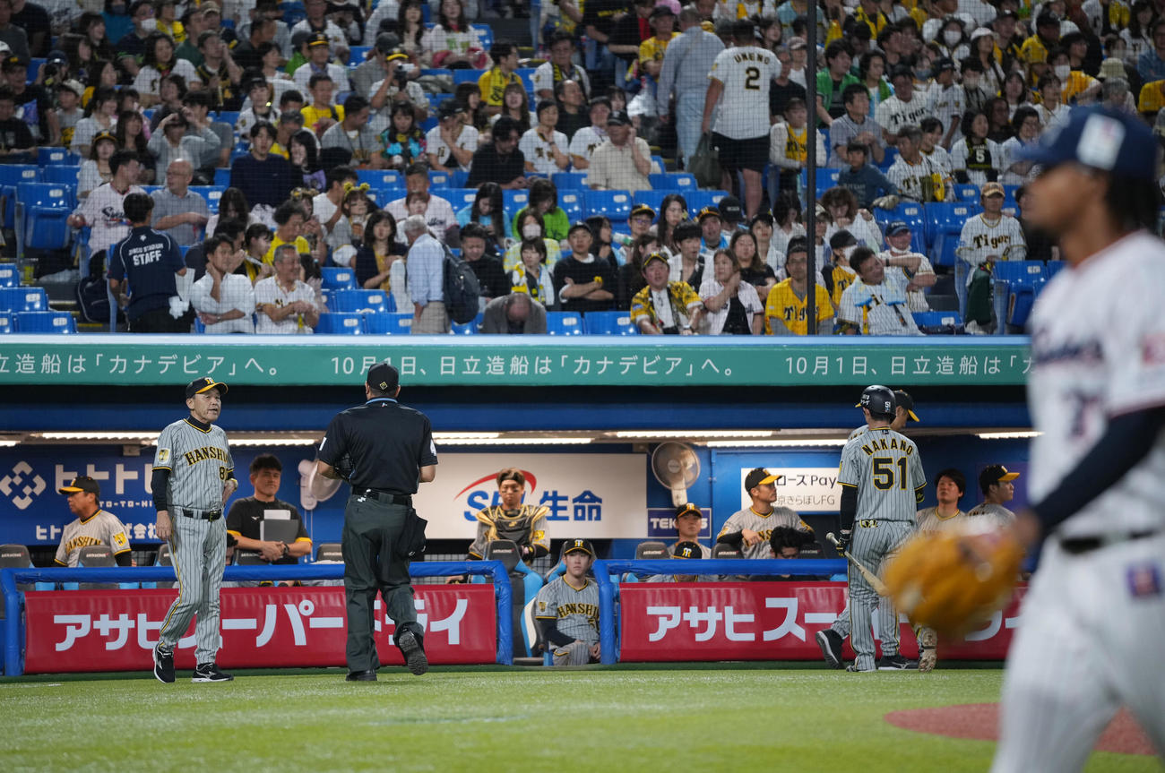 ヤクルト対阪神　8回表の攻撃を終え投手交代を告げる阪神岡田監督（左）（撮影・垰建太）