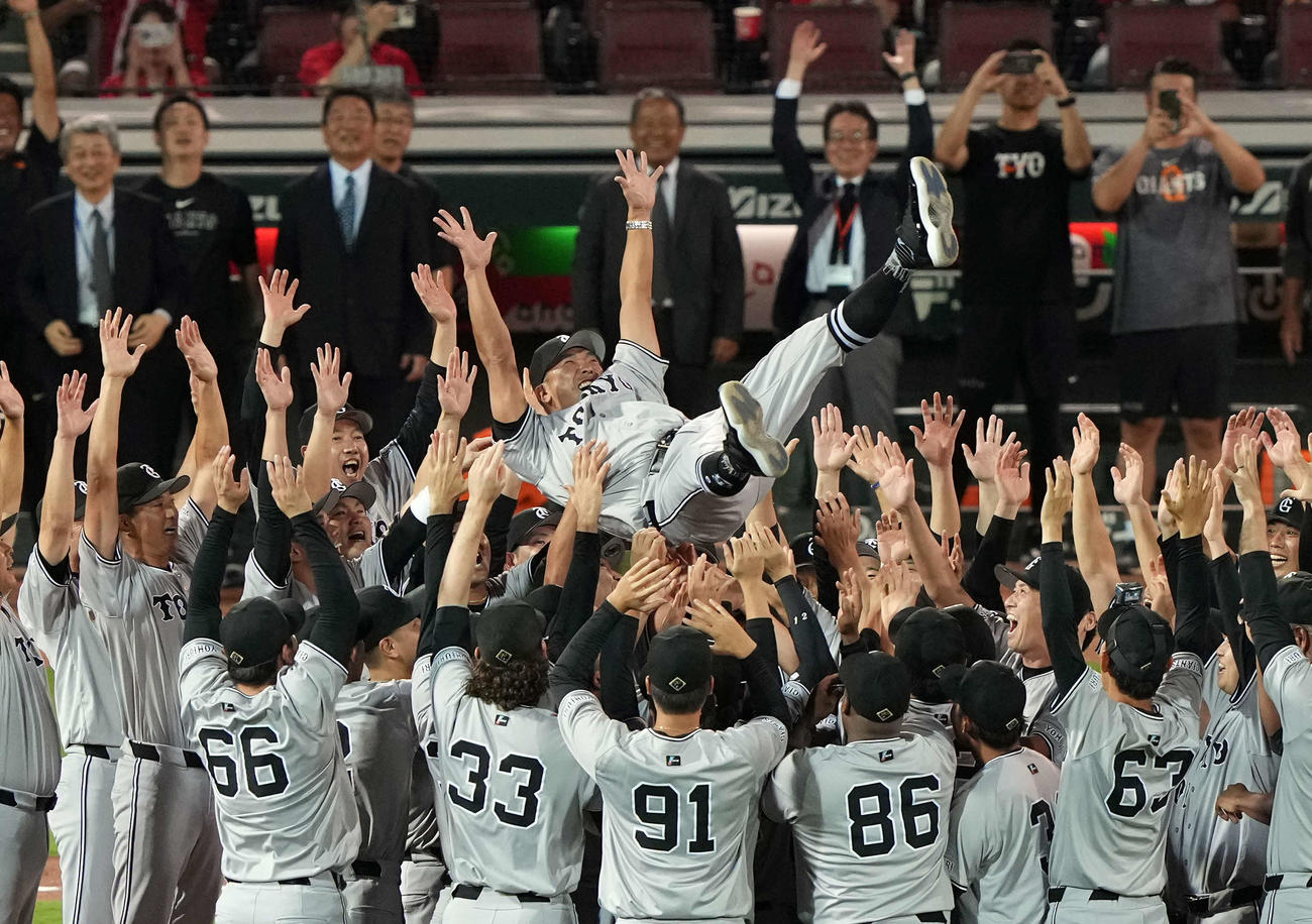 広島対巨人　リーグ優勝を飾りナインに胴上げされる巨人阿部監督（撮影・たえ見朱実）