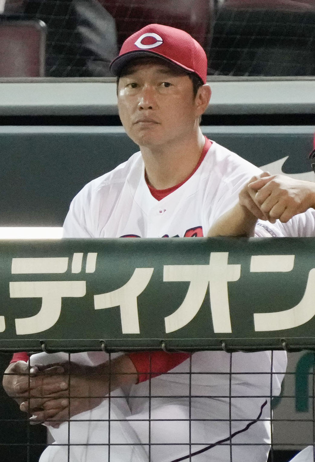7回、試合を見つめる広島新井監督（共同）