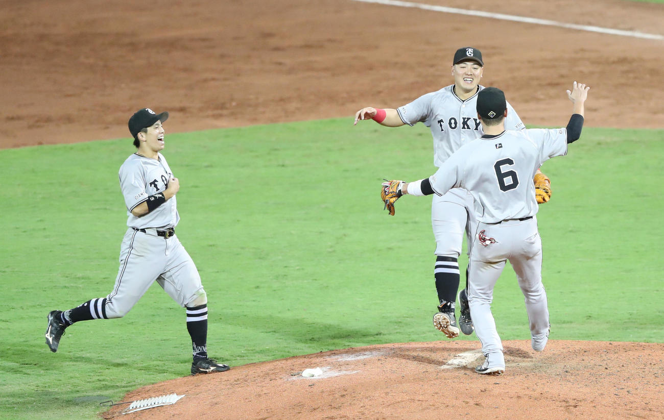 広島対巨人　リーグ優勝を飾り抱き合う岡本和（奥）と坂本（手前）（撮影・梅根麻紀）