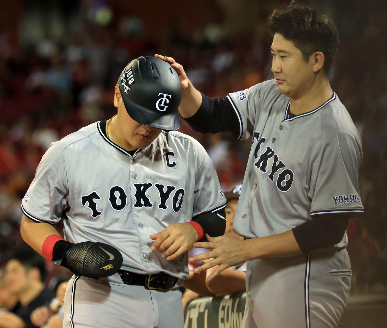 広島対巨人　9回表巨人1死一、三塁、増田大の適時打生還した岡本和は菅野から手荒い祝福を受ける（撮影・浅見桂子）