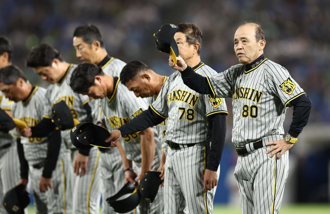 ヤクルト対阪神　神宮球場での今季最終戦を終え、スタンドのファンにあいさつする阪神岡田監督（右端）ら（撮影・前田充）