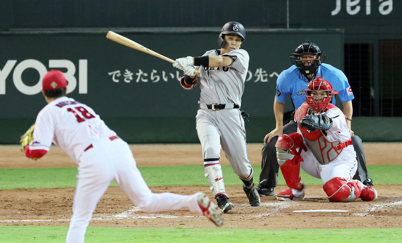広島対巨人　4回表巨人2死一、三塁、右へ適時打を放つ門脇。投手森下（撮影・加藤哉）