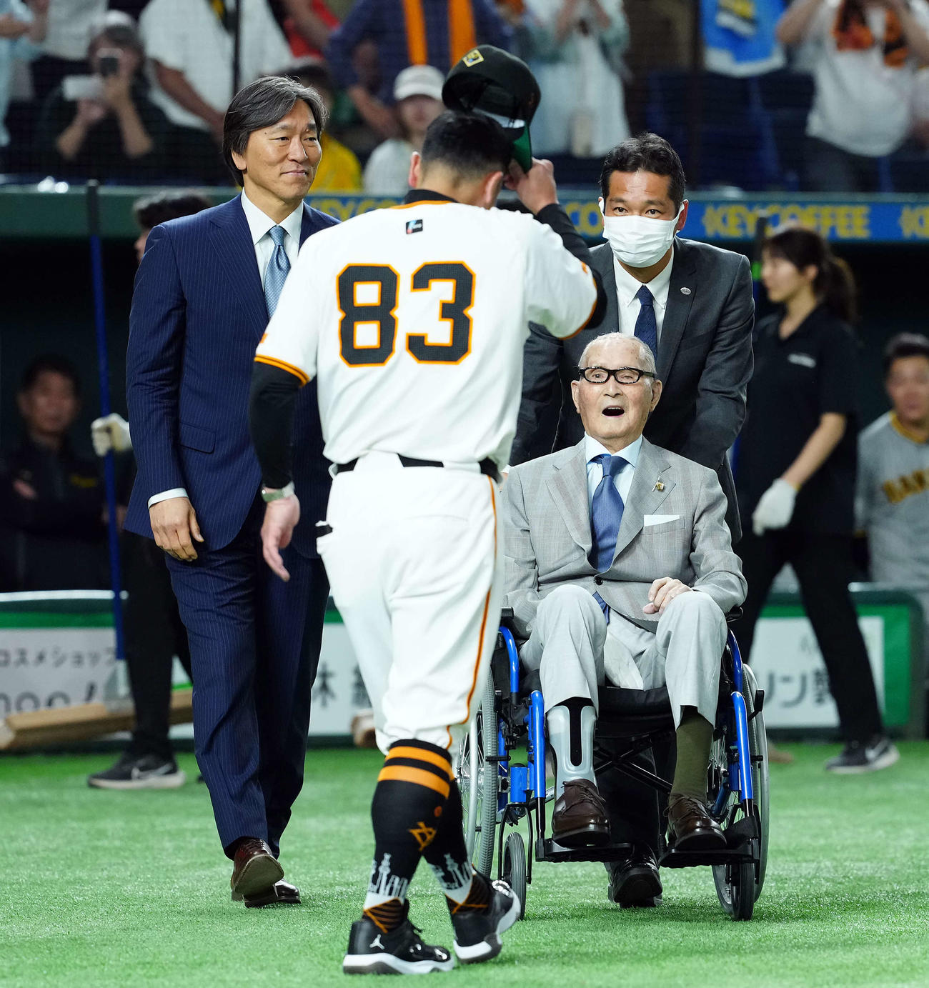 巨人対阪神　5回裏終了で、グラウンドに姿を見せ、阿部監督（手前）に笑顔を見せる長嶋終身名誉監督。左は松井氏（2024年5月3日撮影）