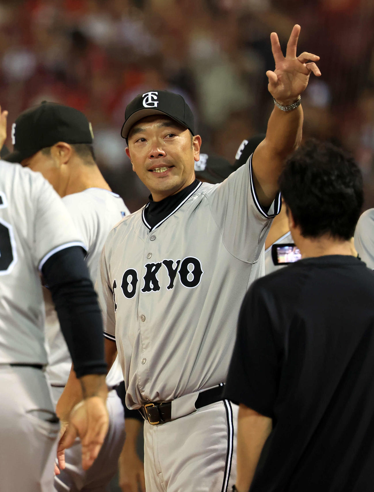 広島対巨人　優勝を決め、ベンチ前で涙しながらスタッフと喜び合う巨人阿部監督（撮影・浅見桂子）