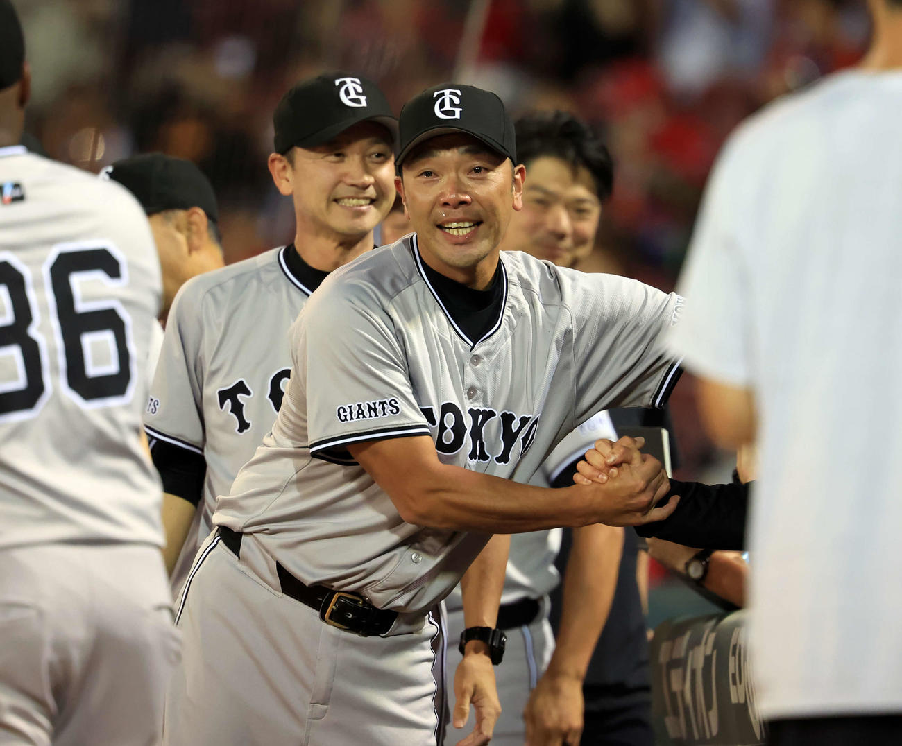 広島対巨人　優勝を決め、ベンチ前で涙しながらスタッフと喜び合う巨人阿部監督（撮影・浅見桂子）