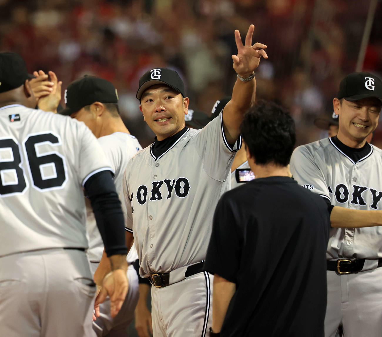 広島対巨人　優勝を決め、ベンチ前で涙しながらスタッフと喜び合う巨人阿部監督（撮影・浅見桂子）