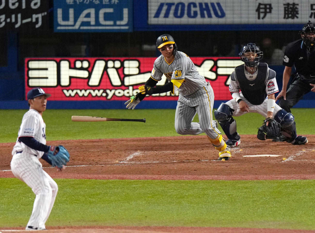 ヤクルト対阪神　3回表阪神2死一、二塁、左前適時打を放つ森下。投手山野（撮影・横山健太）