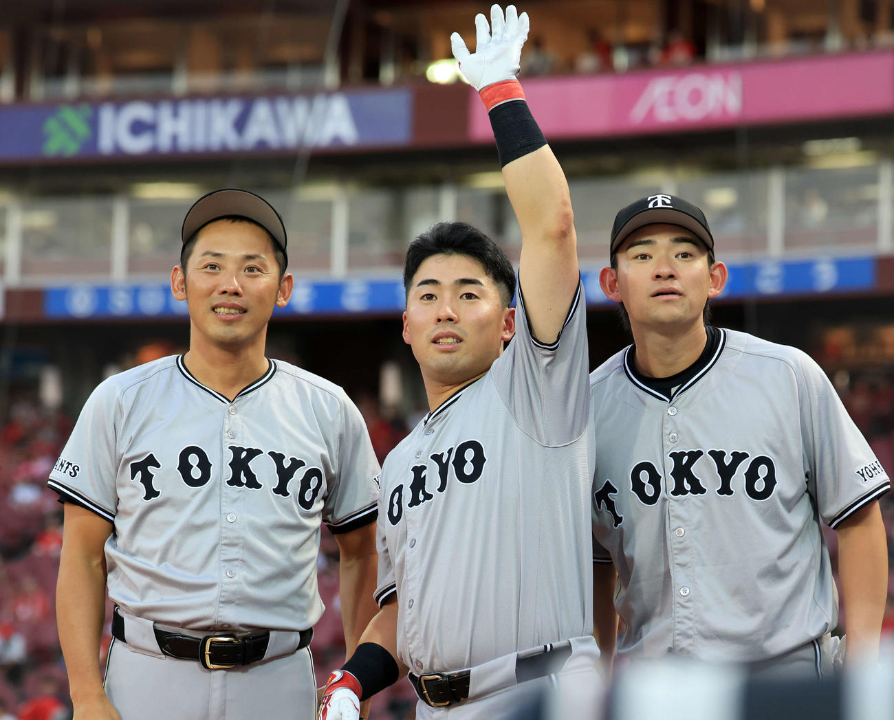 広島対巨人　試合前、スタンドに手を振る巨人浅野（中央）。左は矢野コーチ、右は萩尾（撮影・浅見桂子）