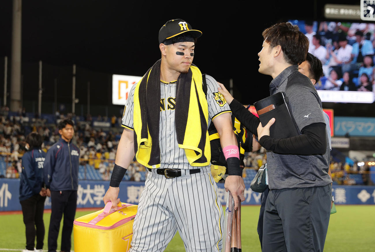ヤクルト対阪神　セ・リーグ連覇を逃し、引き揚げる阪神佐藤輝（撮影・前田充）