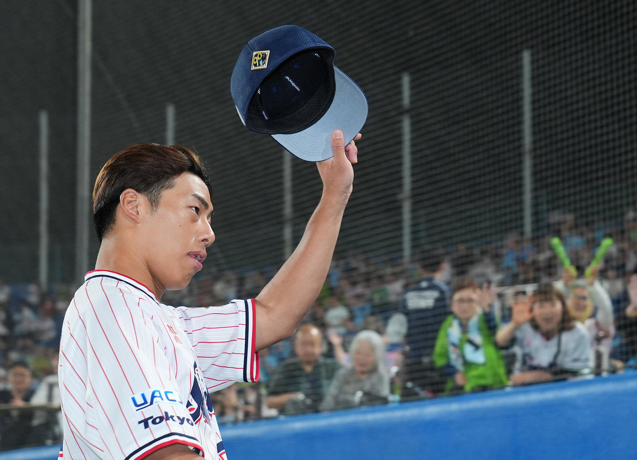 ヤクルト対阪神　ヒーローのヤクルト山野はファンの声援に応える（撮影・垰建太）