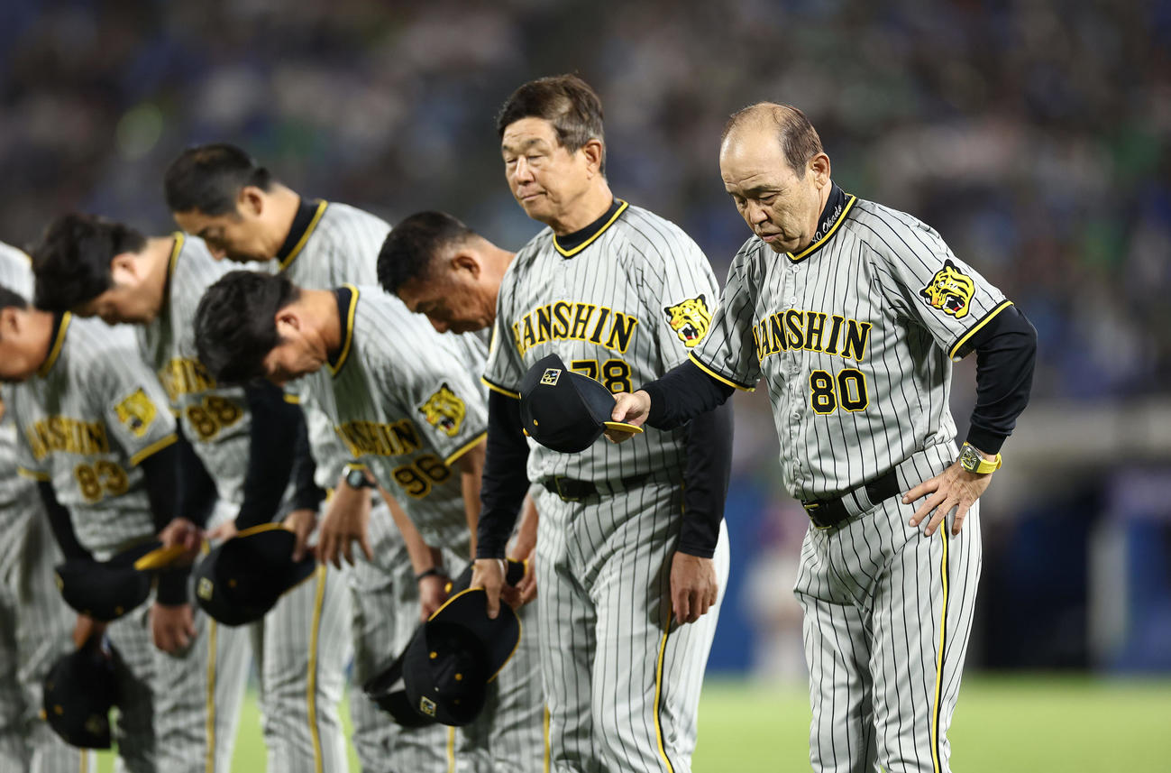 ヤクルト対阪神　神宮球場での今季最終戦を終え、スタンドのファンにあいさつする阪神岡田監督（右端）ら（撮影・前田充）