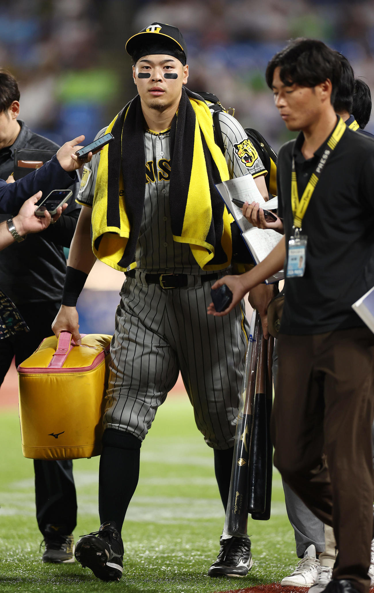 ヤクルト対阪神　セ・リーグ連覇を逃し、引き揚げる阪神佐藤輝（撮影・前田充）