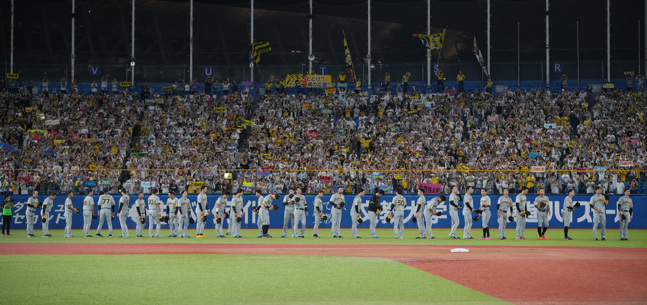 ヤクルト対阪神　神宮球場での最終戦を終えファンにあいさつする阪神の選手たち（撮影・垰建太）