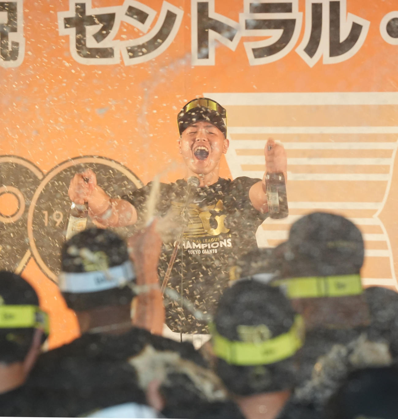 祝勝会で音頭を取る岡本和（撮影・たえ見朱実）
