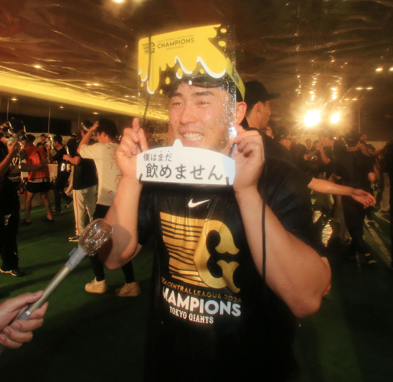 ビールかけを行う浅野は「まだ飲めません」