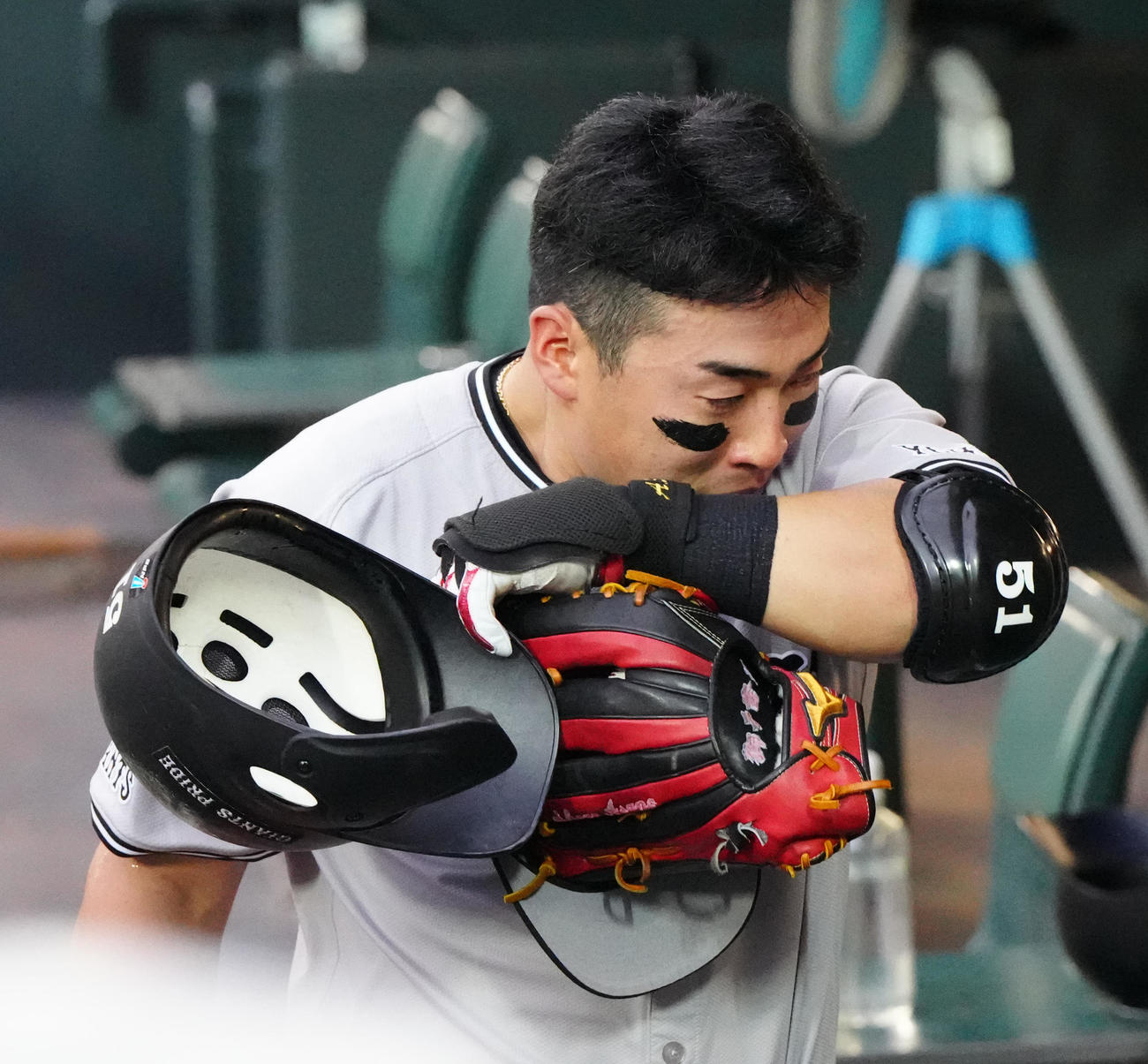 21日広島戦の試合後、涙をぬぐいながらベンチから引き揚げる巨人浅野