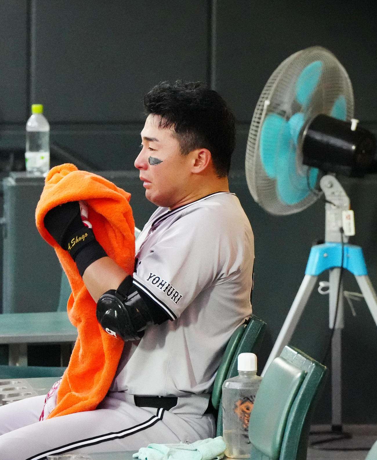 21日戦広島戦の試合後、ベンチで涙を流す巨人浅野