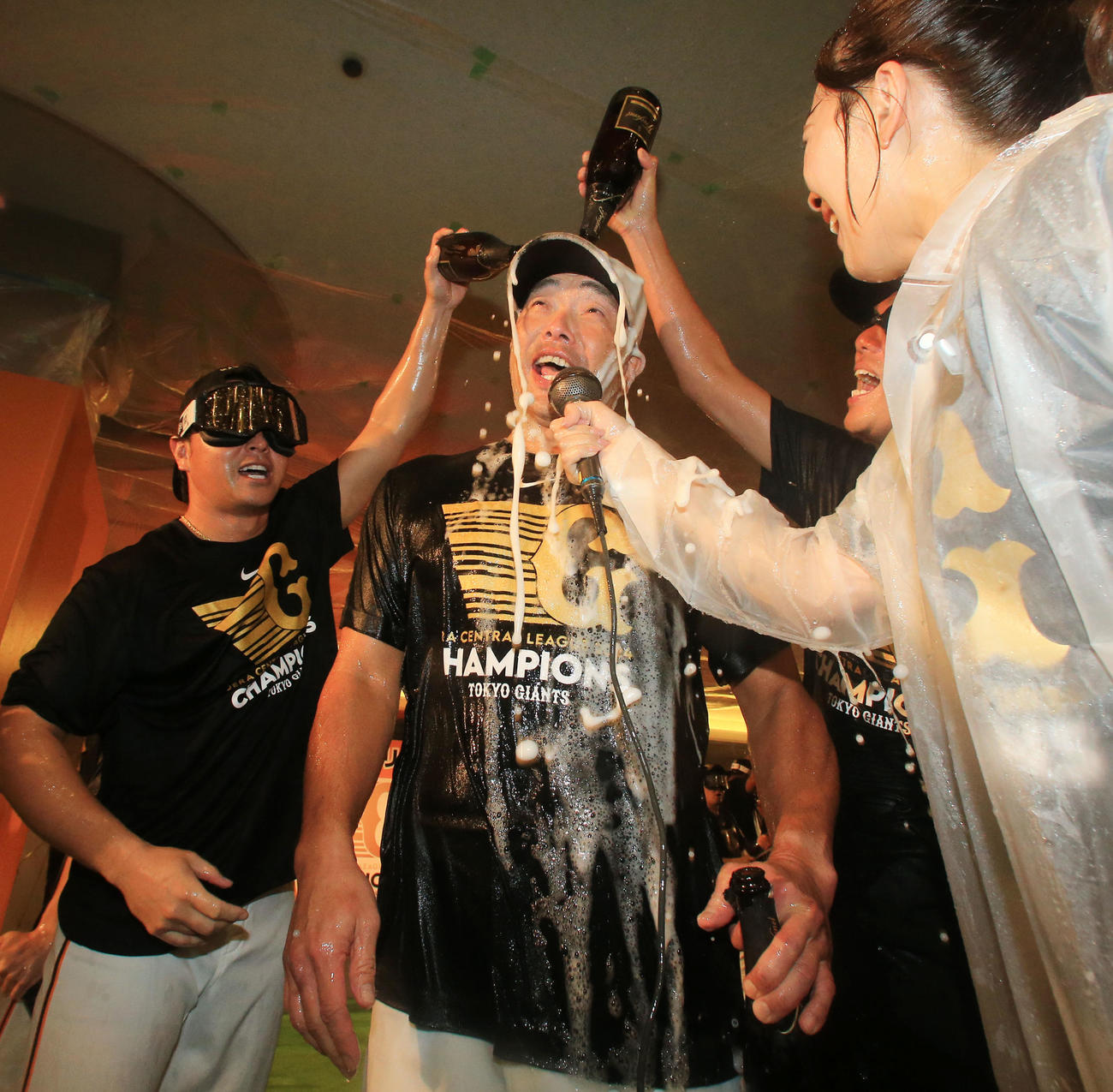 ビールをかけられる阿部監督