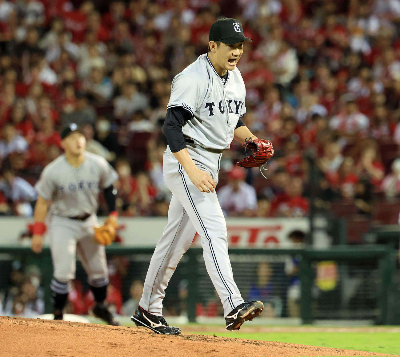 広島対巨人　4回裏広島2死一、三塁、末包を三振に仕留め雄たけびを上げる菅野（撮影・浅見桂子）