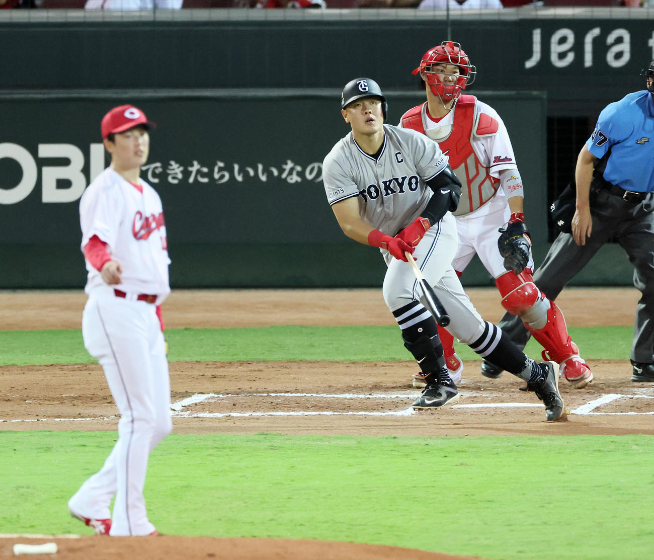 広島対巨人　6回表巨人無死一塁、岡本和は左へ適時二塁打を放つ。投手森下（撮影・加藤哉）