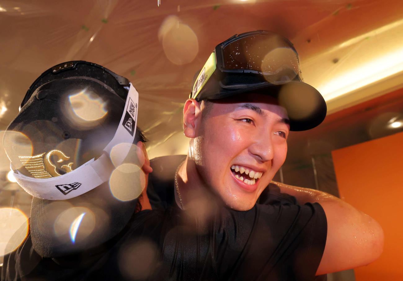 優勝を決め歓喜のビールかけする巨人岡本和