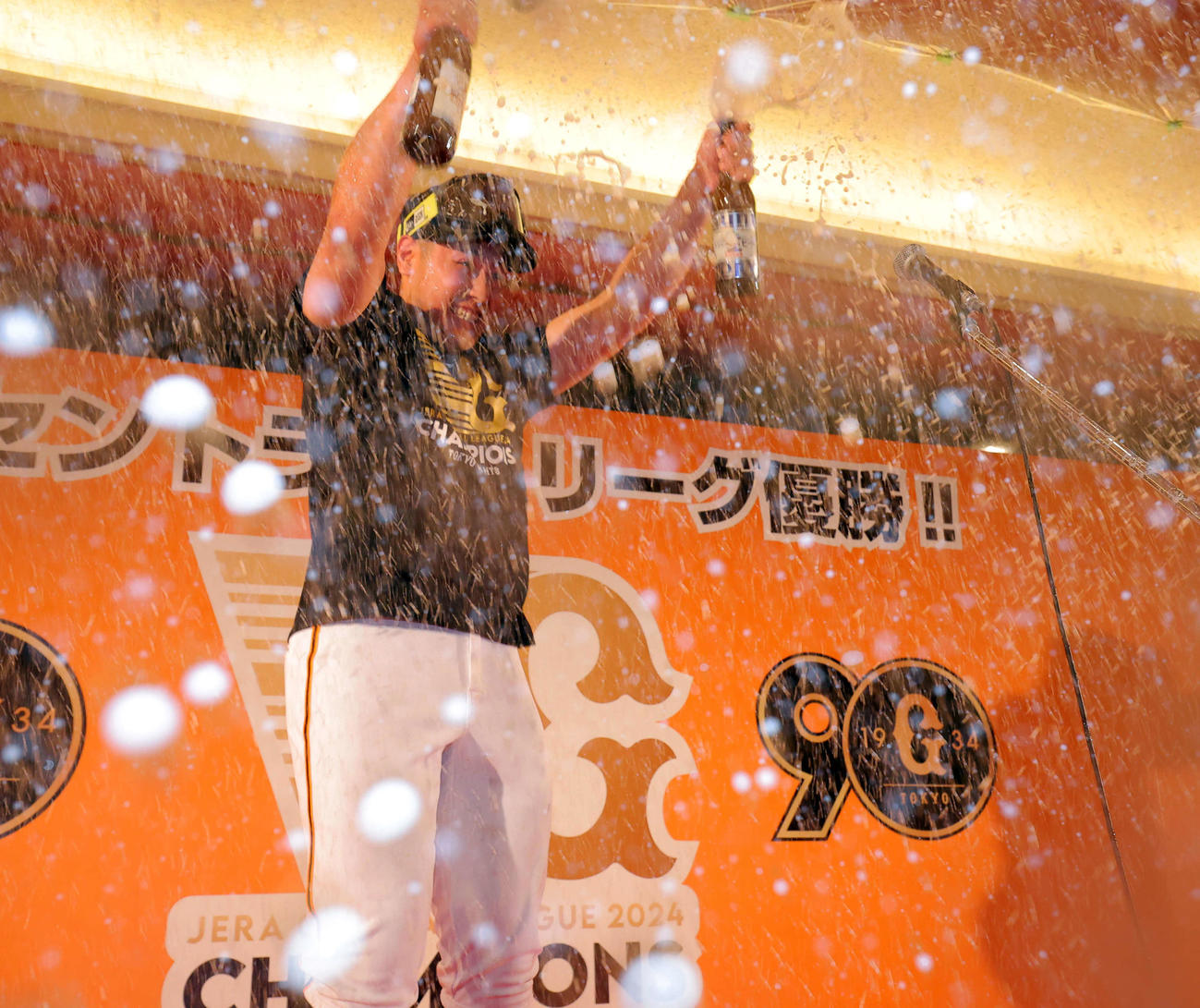 優勝を決め歓喜のビールかけする巨人岡本和
