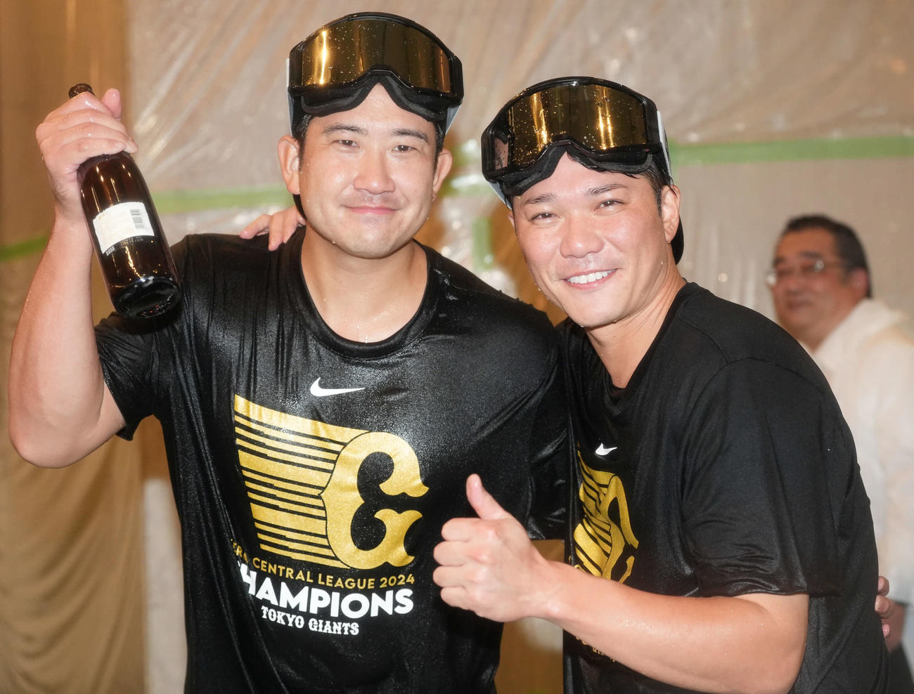 祝勝会で笑顔を見せる巨人菅野（左）と坂本（撮影・たえ見朱実）