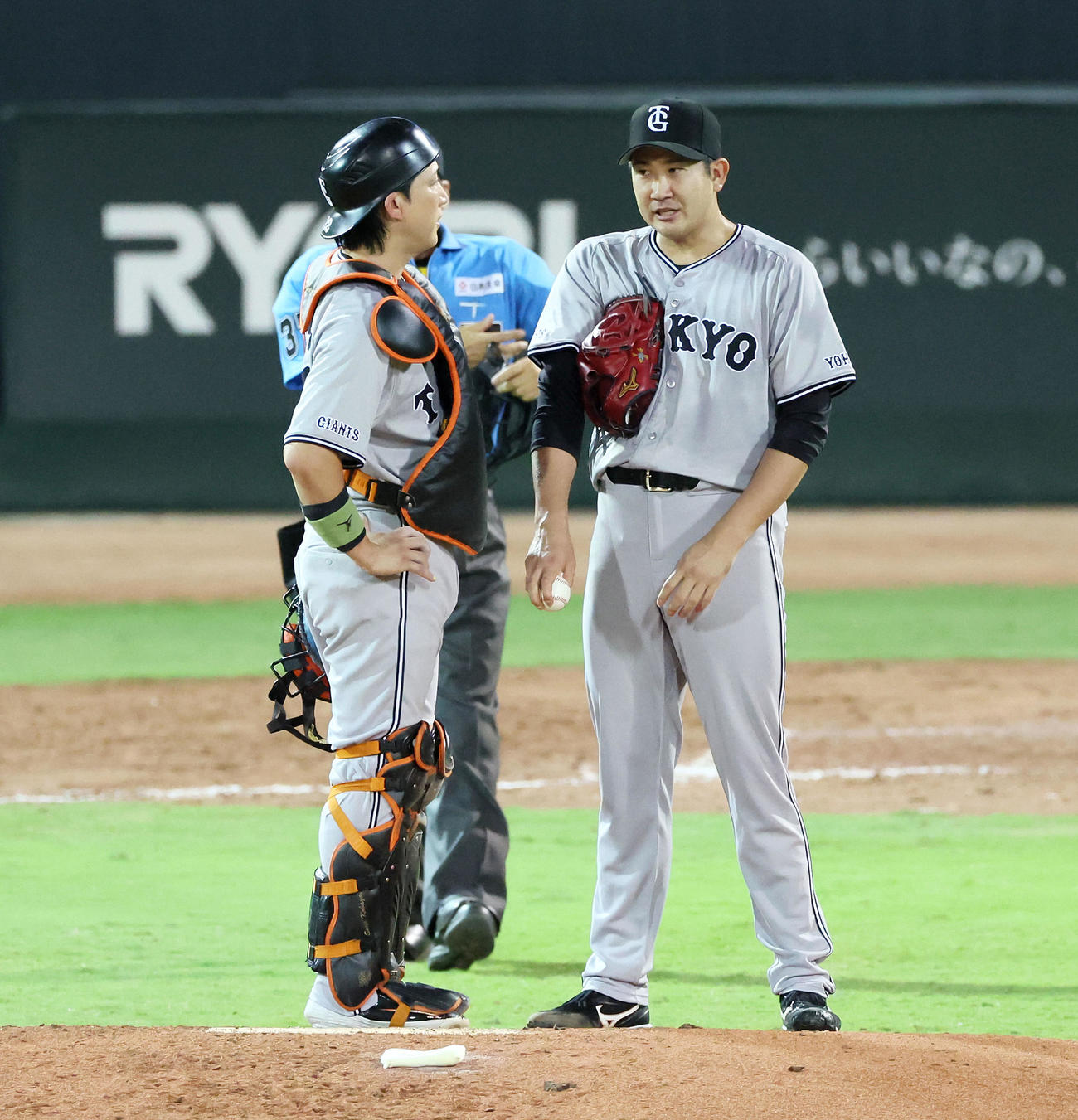 巨人菅野智之（右）小林誠司（2024年9月28日撮影）