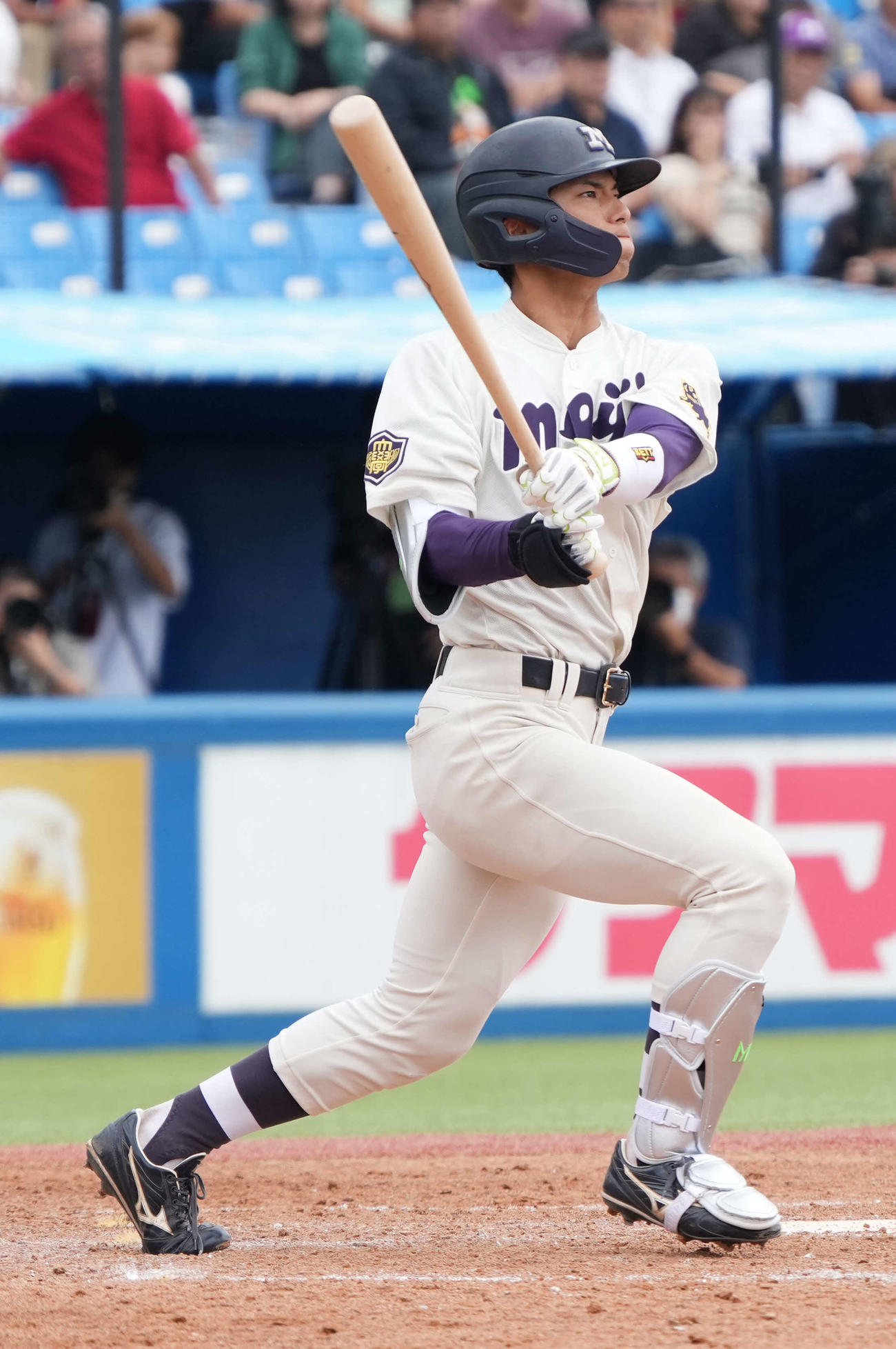 慶大対明大　5回裏明大2死一、三塁、宗山は右越えに3点本塁打を放つ（撮影・小沢裕）