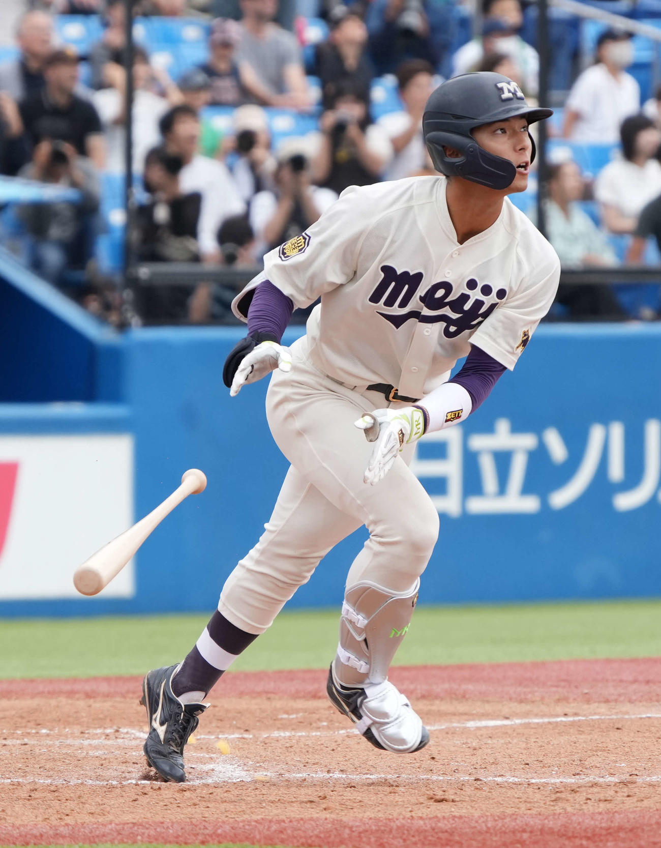 慶大対明大　5回裏明大2死一、三塁、宗山は右越えに3点本塁打を放つ（撮影・小沢裕）
